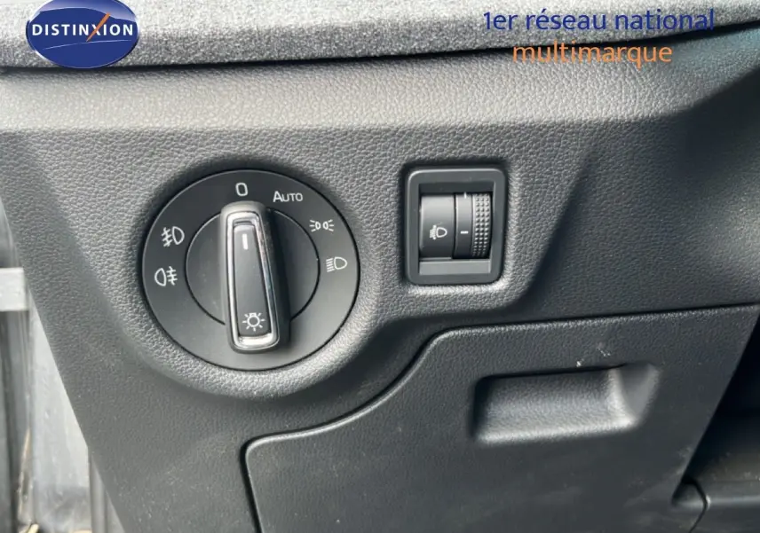 Gros plan sur les commandes d'éclairage intérieures en plastique noir de la Skoda Scala gris magnétique 2025.