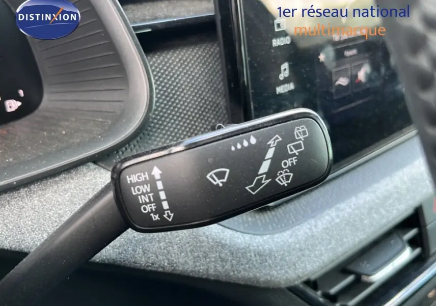 Gros plan sur la commande d’essuie-glace dans l’habitacle gris noir du Skoda Scala 2025, version essence boîte auto.