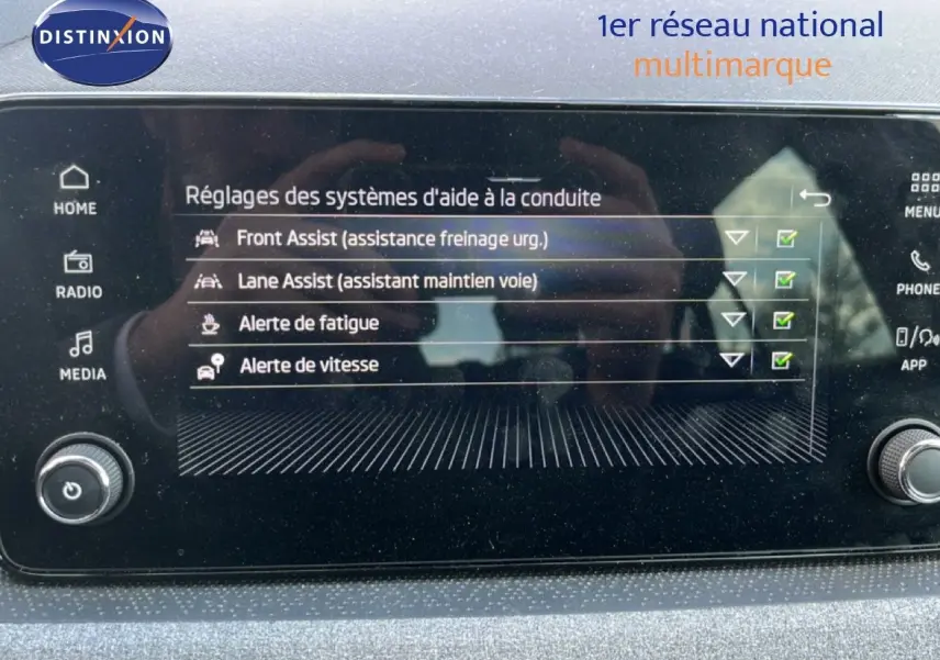 Écran tactile intérieur affichant les réglages d’aide à la conduite sur Skoda Scala gris magnétique, vue frontale.