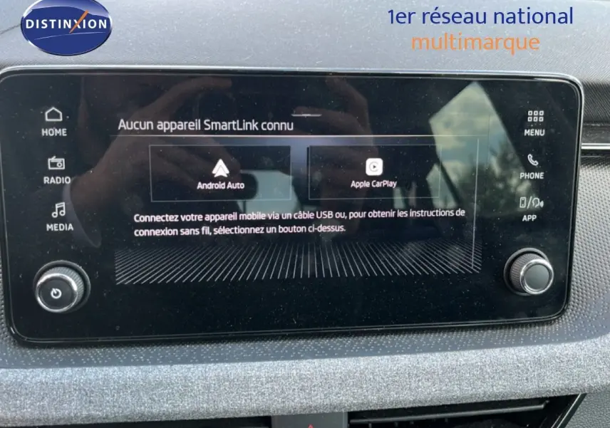 Écran tactile central de la Skoda Scala gris magnétique, affichant les options Android Auto et Apple CarPlay.