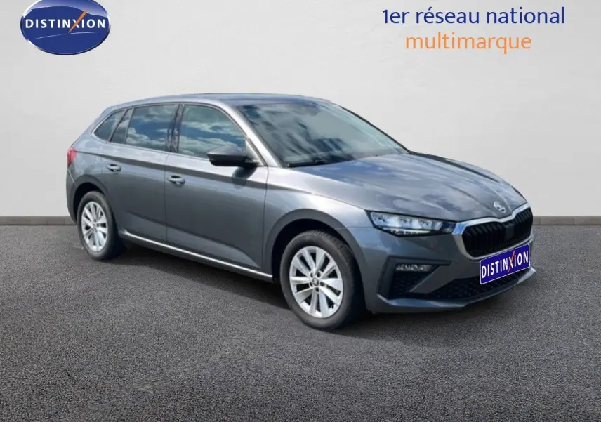 Vue 3/4 avant droite d'une Skoda Scala gris magnétique métallisé avec calandre noire et jantes argentées.
