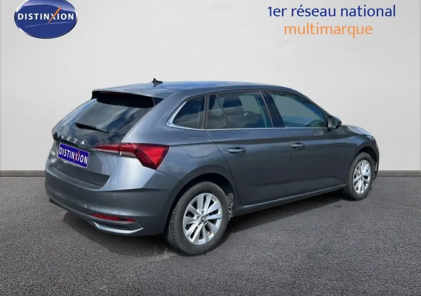 Vue 3/4 arrière droite d'une Skoda Scala gris magnétique métal avec feux arrière LED et jantes alliage 16 pouces.