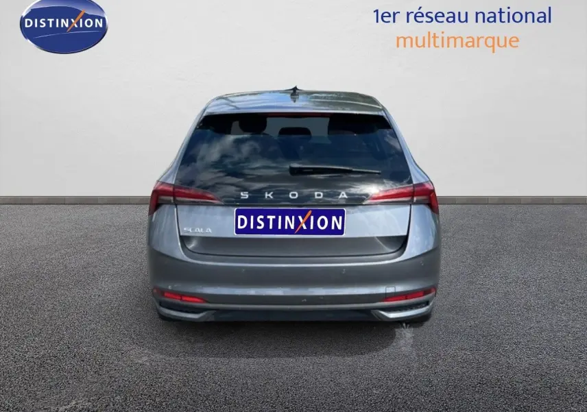 Vue arrière d'une Skoda Scala gris magnétique métal avec feux arrière allongés et logo distinctif au centre.