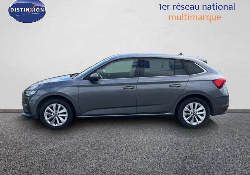 Vue de profil côté gauche d'une Skoda Scala 2025 gris magnétique métallisé avec jantes alliage 16 pouces.