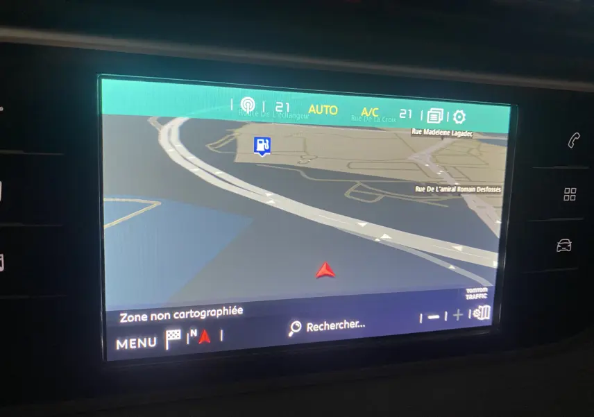 Écran tactile du GPS du Citroën Grand C4 Spacetourer 2022 affichant une carte avec navigation active.