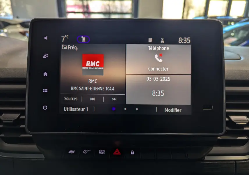 Écran tactile central du Renault Trafic Fourgon L2H1 2025 affichant radio RMC et menu téléphone.