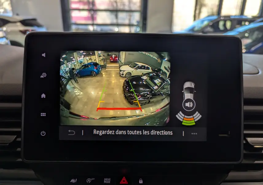 Écran intérieur montrant la caméra de recul du Renault Trafic Fourgon gris urbain, avec lignes de guidage colorées.