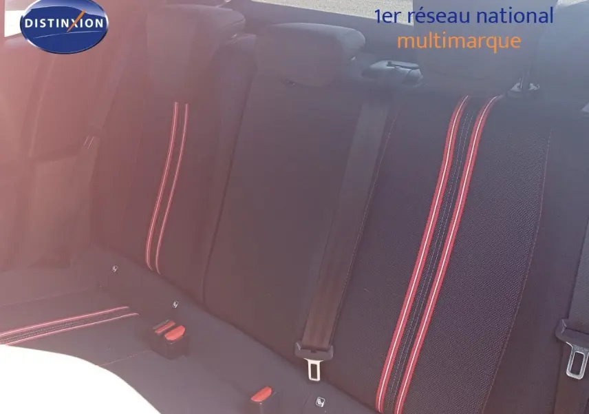 Vue intérieure arrière des sièges noirs avec bandes rouges contrastantes de l'Opel Corsa 2023 toit noir et carrosserie rouge.