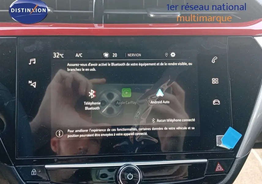 Écran tactile central de l’Opel Corsa rouge Kardio métal 2023 affichant options Bluetooth, Apple CarPlay et Android Auto.
