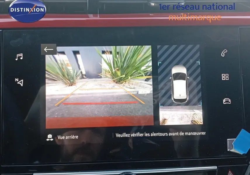 Écran multimédia de l'Opel Corsa rouge Kardio métal montrant la caméra de recul avec vue arrière et top down.