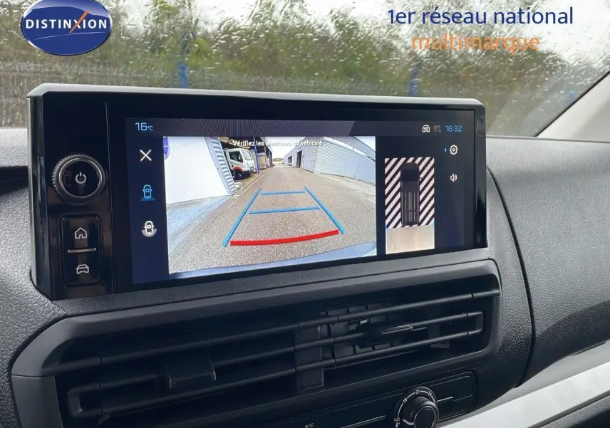 Écran tactile intérieur du Peugeot Expert Fourgon blanc 2025 affichant la caméra de recul et les aides au stationnement.