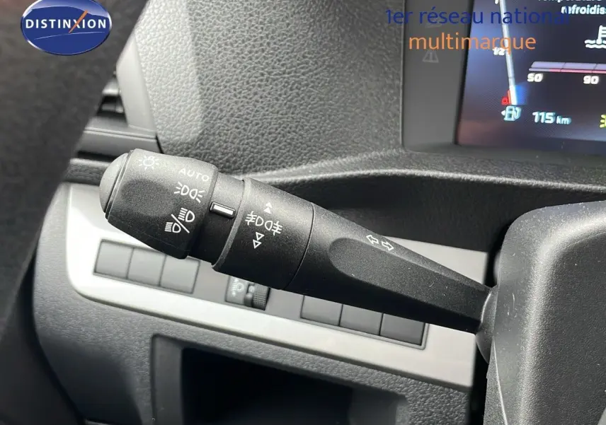 Gros plan sur le commodo gauche du tableau de bord du Peugeot Expert Fourgon blanc 2025, montrant les commandes d’éclairage.