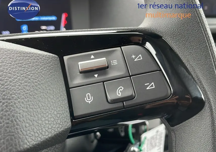 Gros plan sur les commandes au volant côté droit du Peugeot Expert Fourgon blanc 2025, version Premium.
