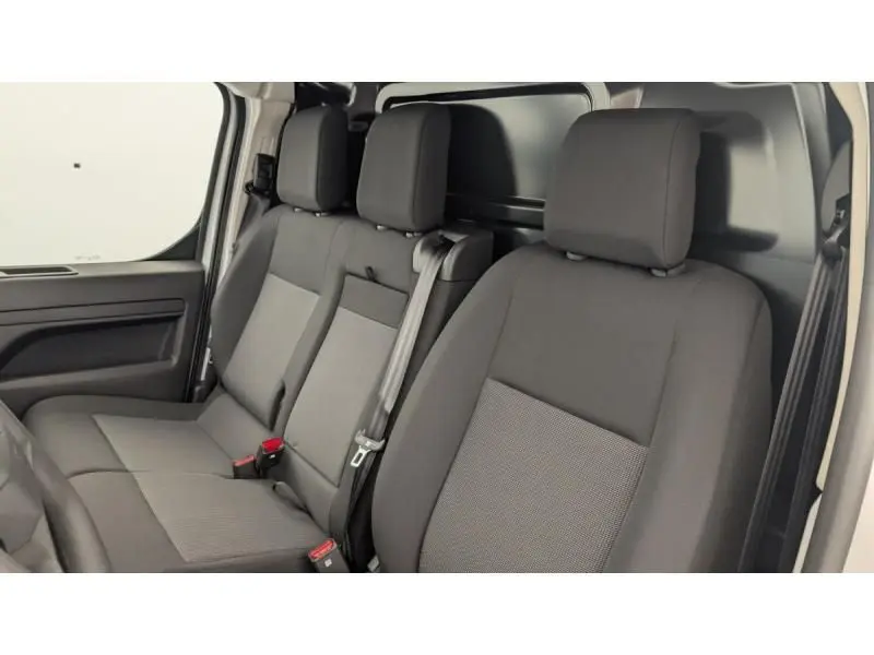 Vue intérieure des sièges avant gris foncé du Peugeot Expert Fourgon blanc, mettant en valeur la banquette trois places.