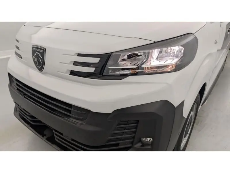 Vue de 3/4 avant droit du Peugeot Expert Fourgon blanc 2025, mettant en valeur la calandre moderne et les phares LED.