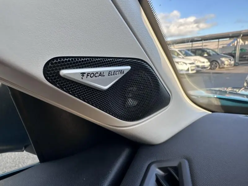 Gros plan sur l'enceinte Focal Electra intégrée à l'intérieur beige côté gauche du tableau de bord d'une DS3 bleu.