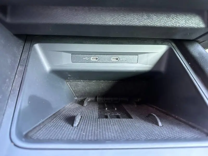Vue rapprochée de la console centrale du CUPRA Formentor 2025 montrant deux ports USB-C intégrés dans un compartiment noir.