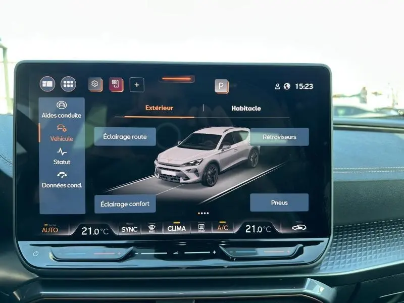 Écran tactile intérieur montrant une vue 3/4 avant du CUPRA Formentor blanc Nevada métallisé, avec options d'éclairage et pneus.