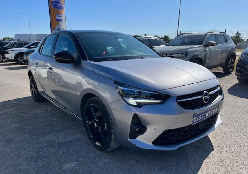 Opel Corsa 1.2i Turbo gris et toit noir, vue 3/4 avant droit, avec jantes noires et calandre distinctive.