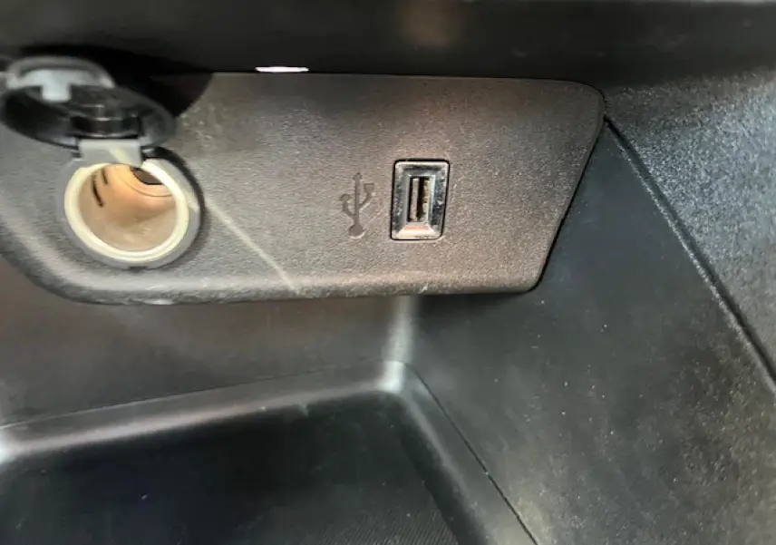 Prise USB et allume-cigare dans le compartiment intérieur d'une Opel Corsa 1.2i Turbo gris/noir de 2021.