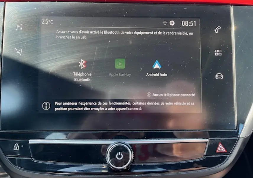 Écran tactile central de l'Opel Corsa gris/noir 2021 affichant les options Apple CarPlay et Android Auto.