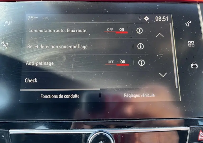 Écran tactile central de l’Opel Corsa gris/noir 2021 affichant les réglages d’aide à la conduite et détection sous-gonflage.