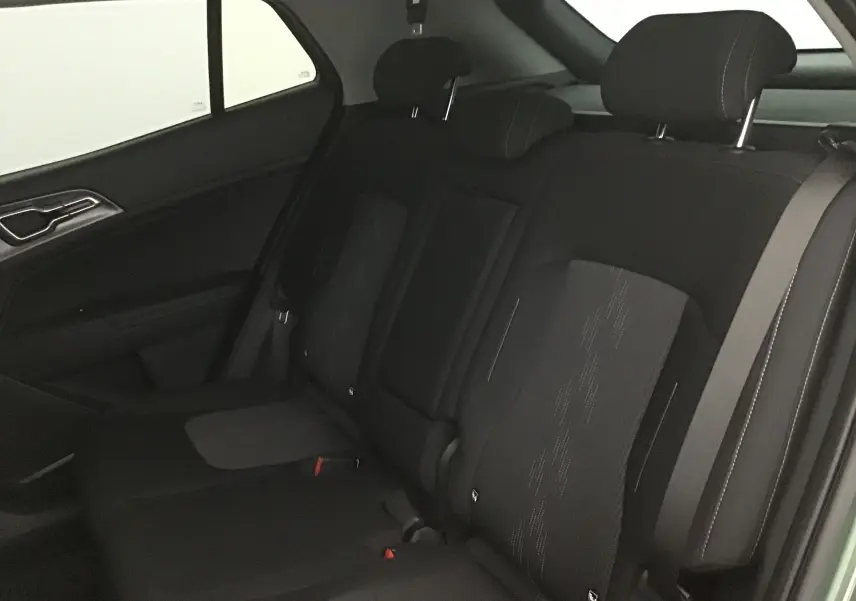 Vue intérieure côté droit des sièges arrière noirs du Kia Sportage 2025, finition Style, avec appuie-têtes et ceintures visibles.