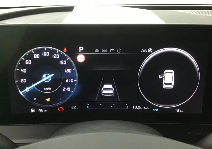 Combiné d'instrumentation digital 12,3'' du Kia Sportage gris Sirius, affichant vitesse, consommation et porte ouverte côté gauche.
