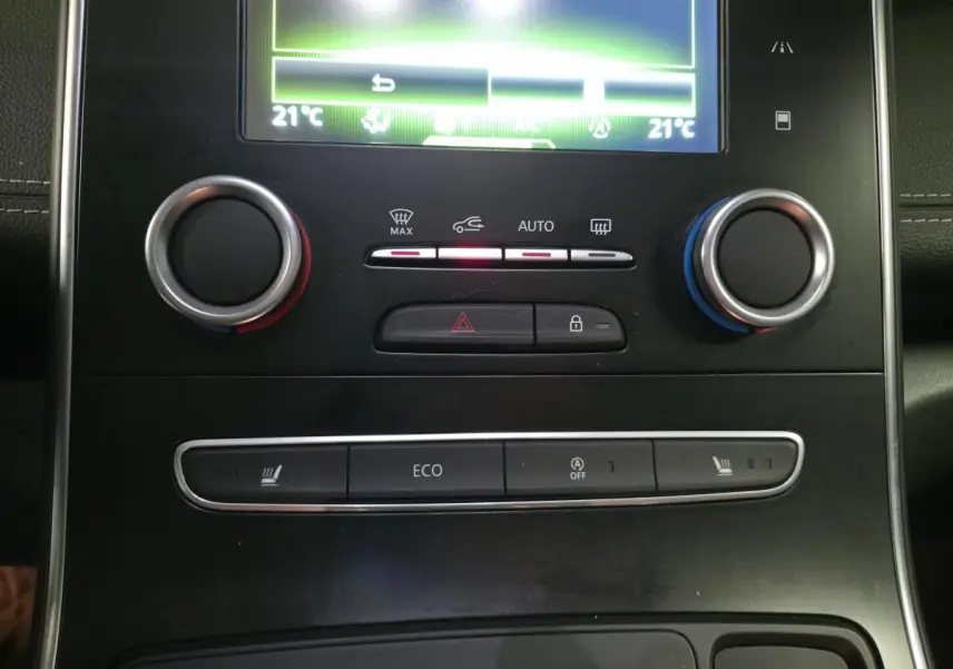 Détail de la console centrale noire du Renault Scenic blanc 2017 avec commandes climatisation et boutons ECO et sièges chauffants.