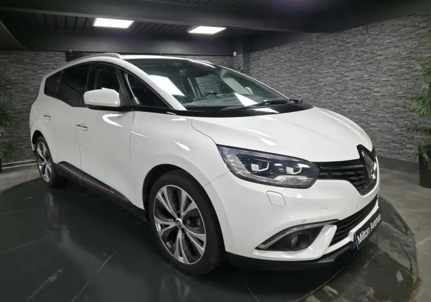 Renault Scenic Grand blanc nacré en 3/4 avant droit, avec jantes alliage 20 pouces et feux LED Pure Vision.