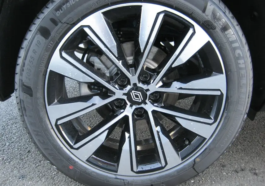 Gros plan sur la jante alliage noire et argentée avec logo Renault, montée sur pneu Michelin.