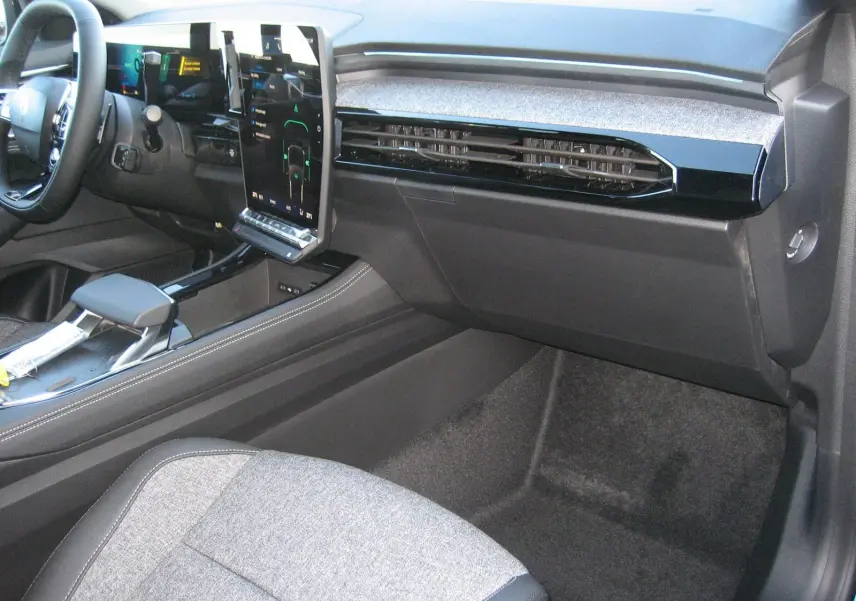 Vue intérieure côté passager du tableau de bord et console centrale du Renault Austral PH.2 avec écran tactile vertical et sellerie gris clair.