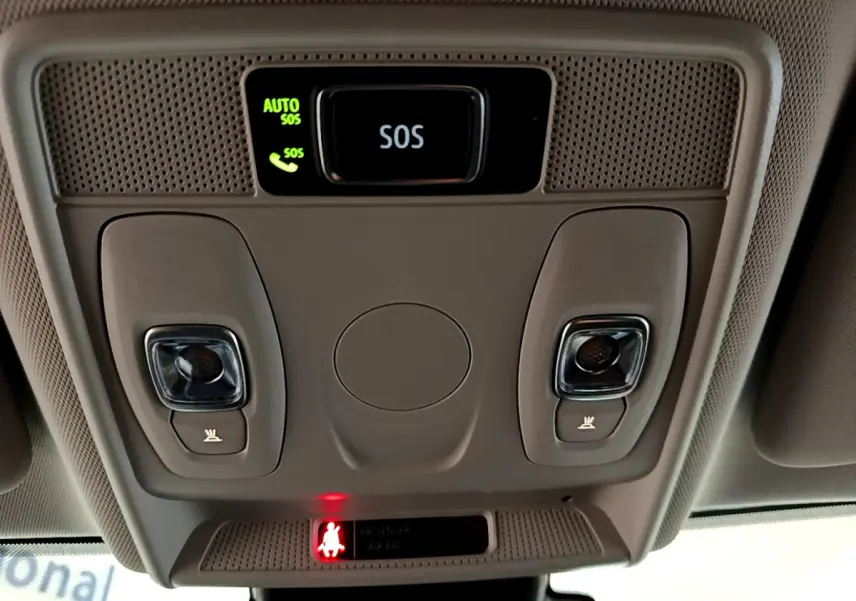 Vue en contre-plongée du plafonnier gris avec bouton SOS et éclairages individuels dans un Renault Arkana bleu.