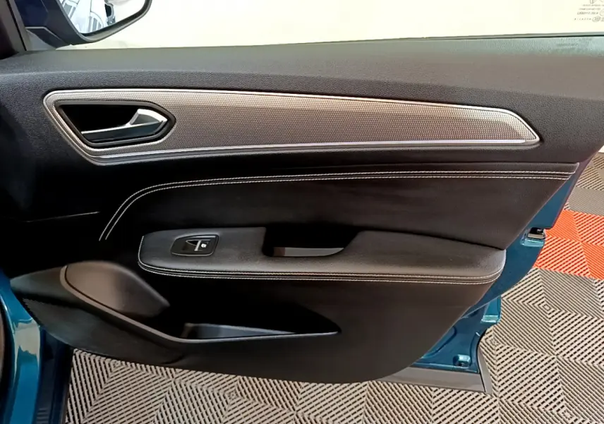 Intérieur de la porte avant gauche bleu Renault Arkana 2023, avec garniture noire et insert argenté texturé.