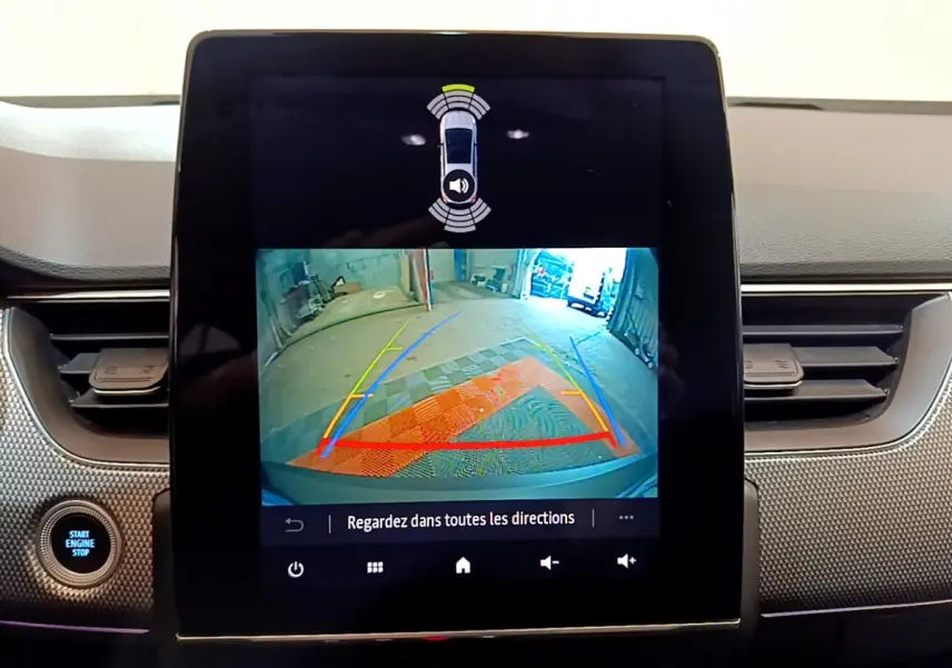 Écran tactile central montrant la caméra de recul avec guidage, intérieur du Renault Arkana bleu 2023.