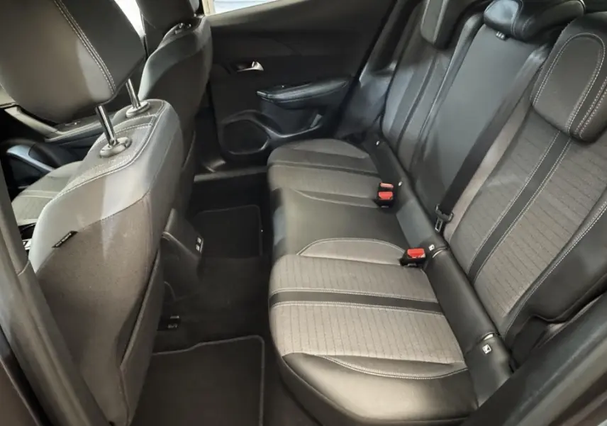 Vue intérieure côté droit montrant la banquette arrière gris foncé en tissu et cuir du Peugeot 2008 2022 Allure Pack.