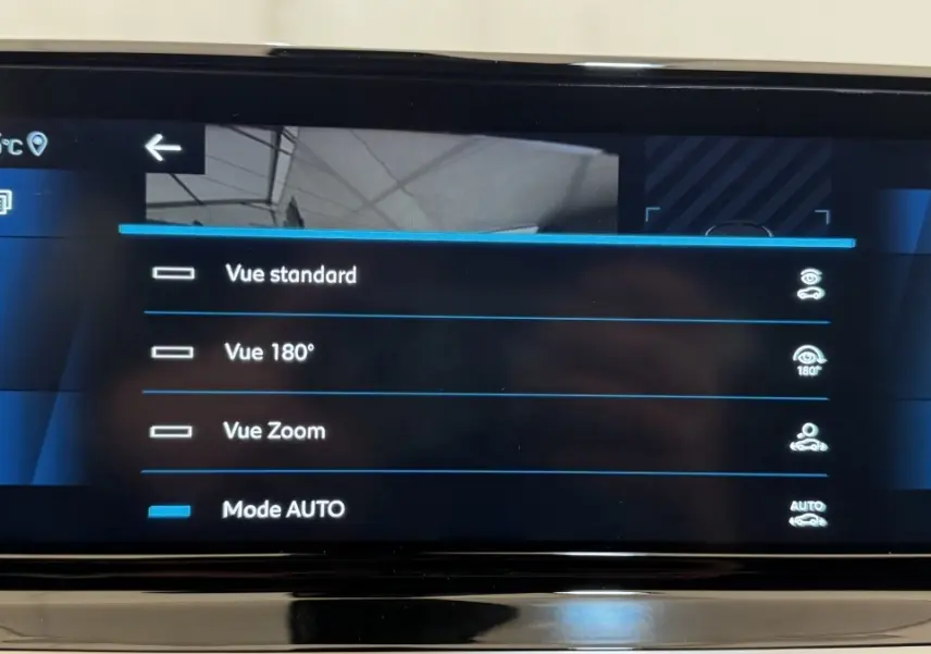 Écran tactile du système multimédia du Peugeot 2008 gris foncé, affichant les options de vue caméra en mode auto.