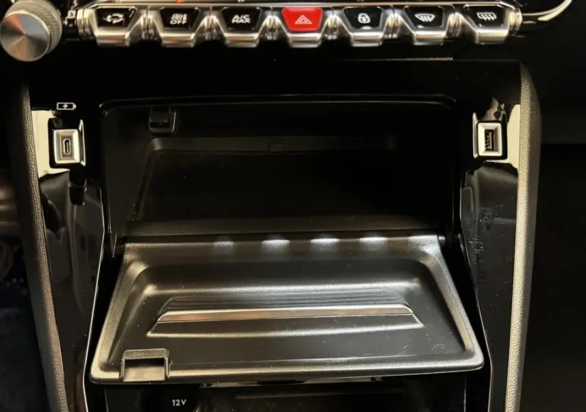 Détail de la console centrale noire du Peugeot 2008 2022 avec boutons de commande et ports USB visibles.