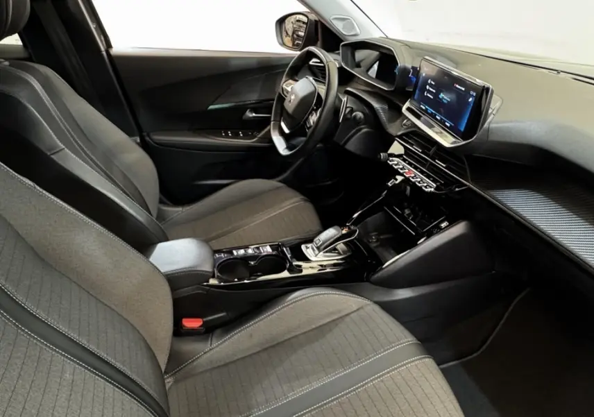 Intérieur avant droit du Peugeot 2008 2022 gris foncé, avec tableau de bord numérique et écran tactile central.