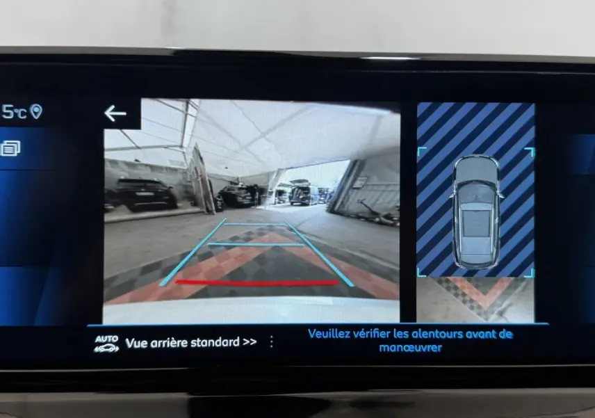 Écran tactile intérieur montrant la caméra de recul et l'affichage 3D du Peugeot 2008 gris foncé en stationnement.