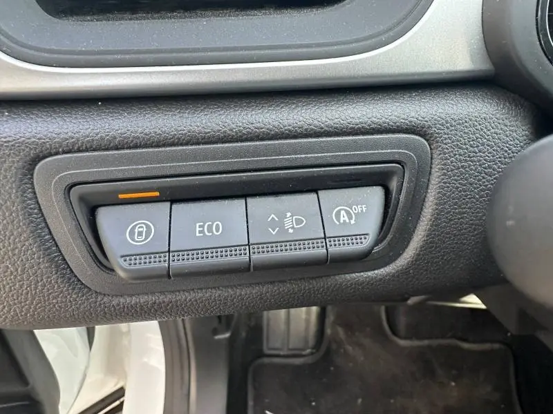 Gros plan sur les boutons de commande côté gauche du tableau de bord du Renault Captur blanc nacré 2025.