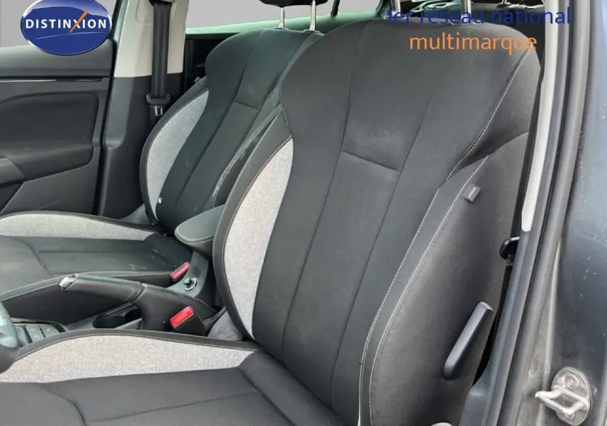 Vue intérieure côté conducteur des sièges avant en tissu gris et noir du Skoda Scala 2025 finition Selection.