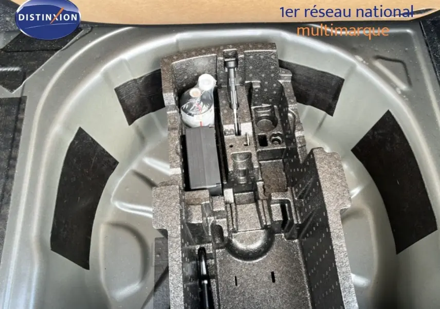 Rangement en mousse pour outils et accessoires dans la roue de secours d'une Skoda Scala gris magnétique.