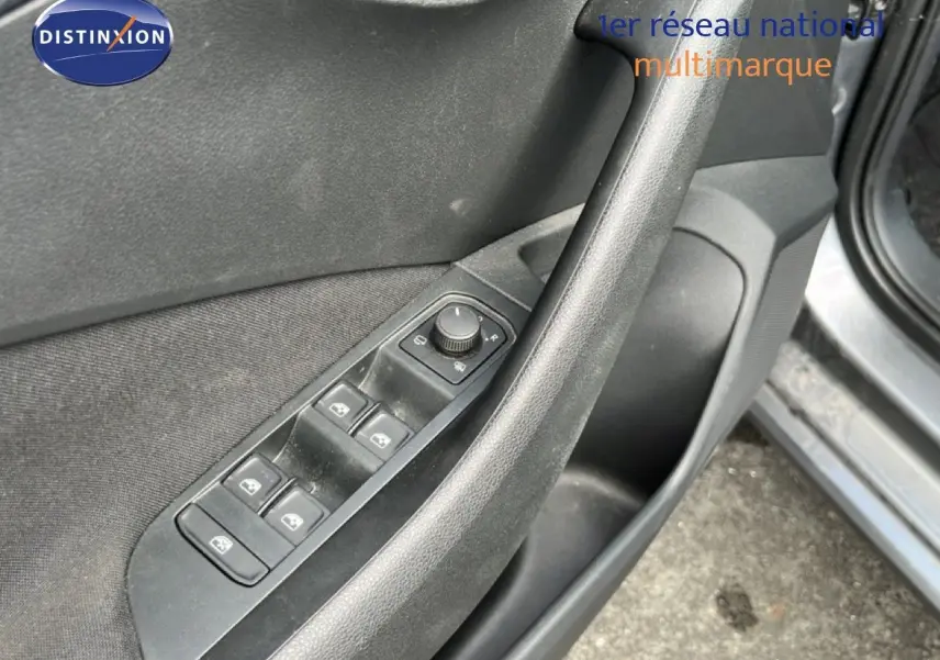 Détail de la porte côté gauche d'une Skoda Scala gris magnétique, montrant les commandes des vitres et rétroviseurs.