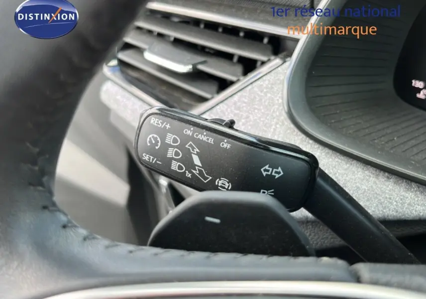 Gros plan sur la manette de régulateur de vitesse dans l’habitacle gris noir d’une Skoda Scala 2025.