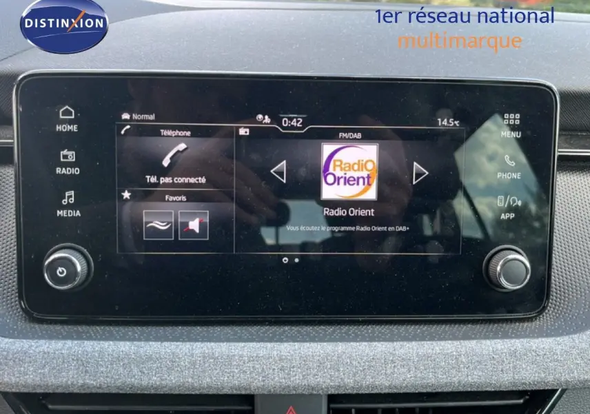 Écran tactile central de la Skoda Scala 2025 affichant la radio Radio Orient, avec commandes multimédia visibles.