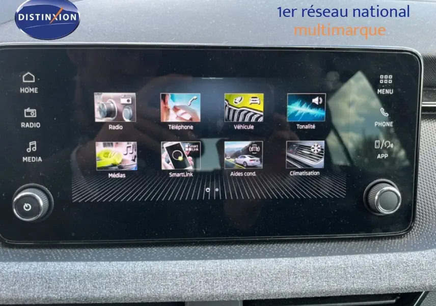 Écran tactile central du tableau de bord de la Skoda Scala gris magnétique, affichant le menu multimédia et connectivité.