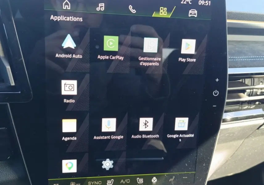 Vue rapprochée de l’écran tactile central du tableau de bord du Renault Austral blanc, affichant les applications connectées.