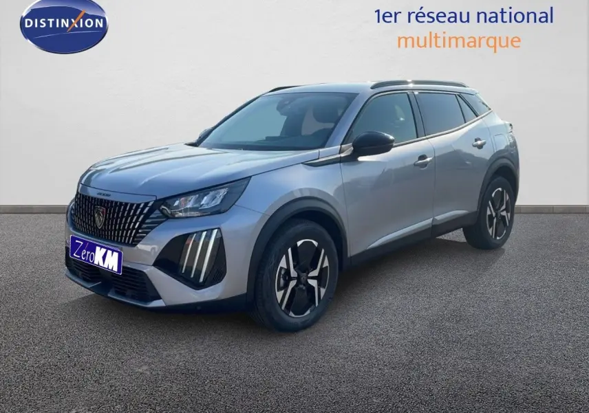 Peugeot 2008 Hybrid gris Artense métal en 3/4 avant droit, avec calandre distinctive et jantes bi-ton.
