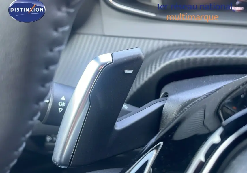 Gros plan sur la palette de changement de vitesse à droite du volant dans l'habitacle du Peugeot 2008 gris Artense.